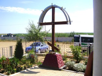 Крест у источника Иоанна Сочавского